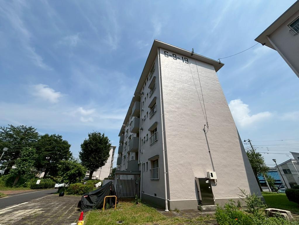 Classic 3-Bedroom Condo in Koganehara 0