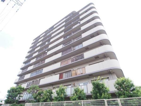 Well-Kept 3-Bedroom Condo Near Station in Kawamatahommachi 0