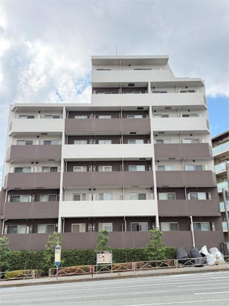 Modern 2-Bedroom Condo Near Station in Nishimagome 0
