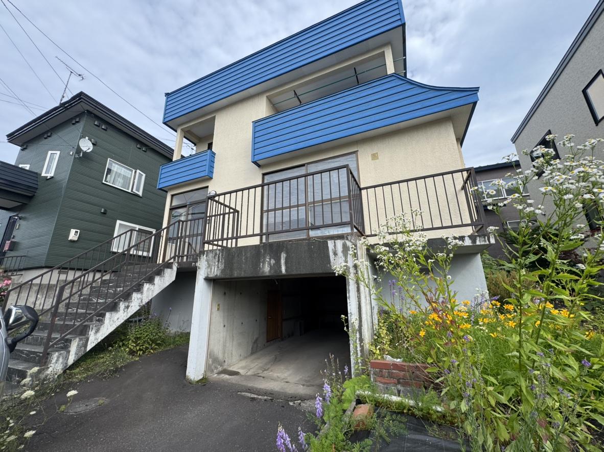 Classic 5-Bedroom House with a Garden in Shinkocho 0