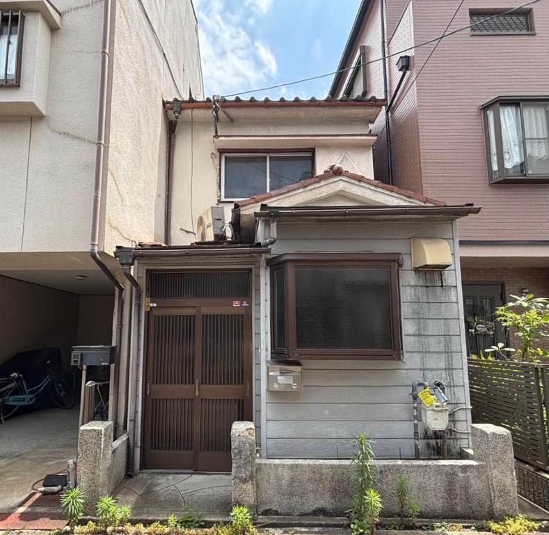 Vintage 3-Bedroom House Near Station in Todacho 0
