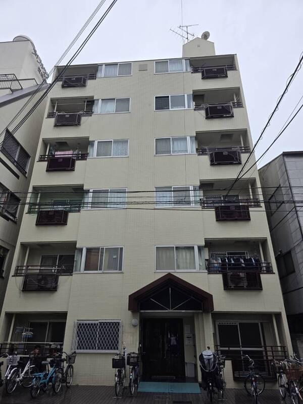 Modern 1-Bedroom Condo in Kishinosatohigashi 0