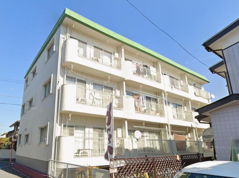 Classic 3-Bedroom Condo in Chuo 0