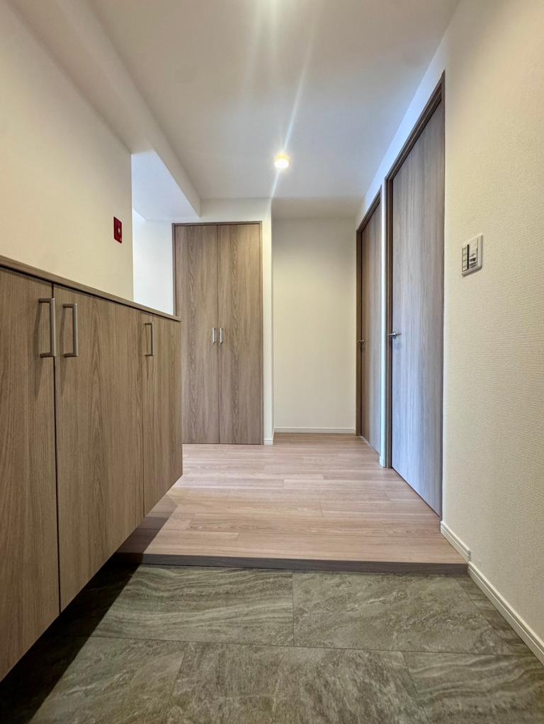 Well-Kept 3-Bedroom Condo Near Station in Oyashikidori 0