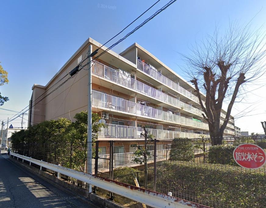 Well-Kept 2-Bedroom Condo Near Station in Bushi 0