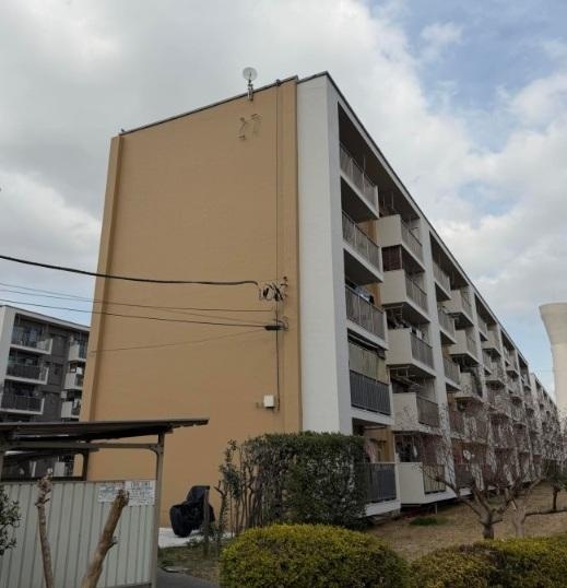 Vintage 3-Bedroom Condo in Fujimicho 0