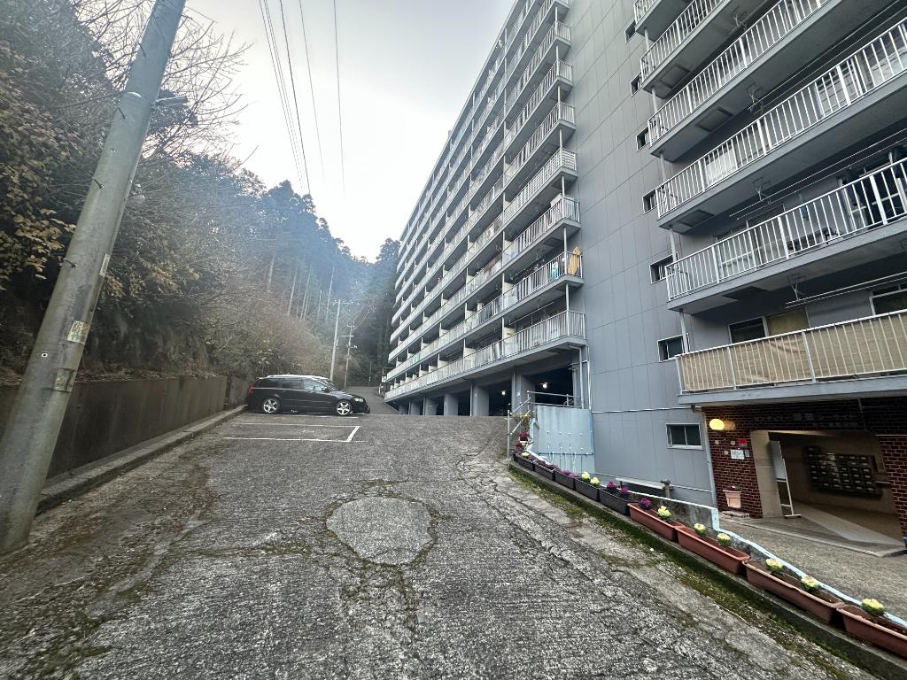 Charming 2-Bedroom Condo in Hama 0