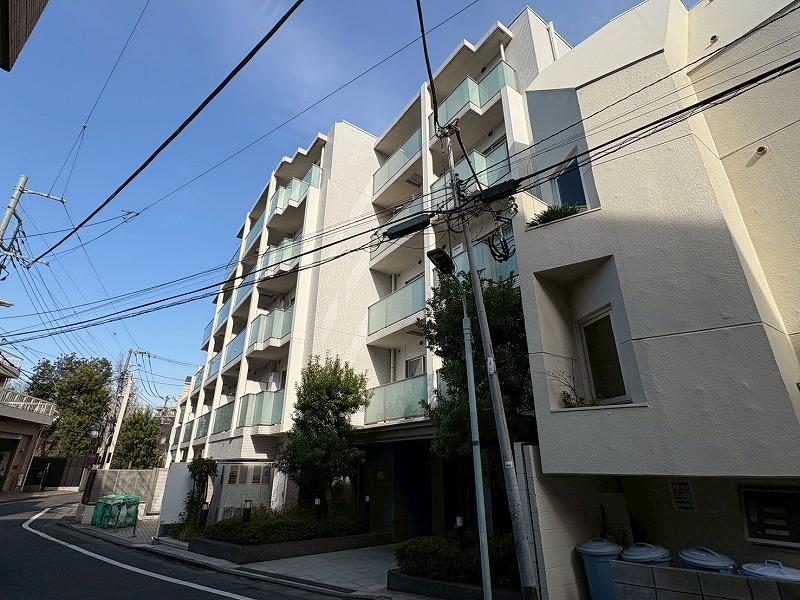 1-Bedroom Condo in Shirokane 0