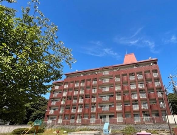 Charming 3-Bedroom Condo Near Station in Wakaba 0