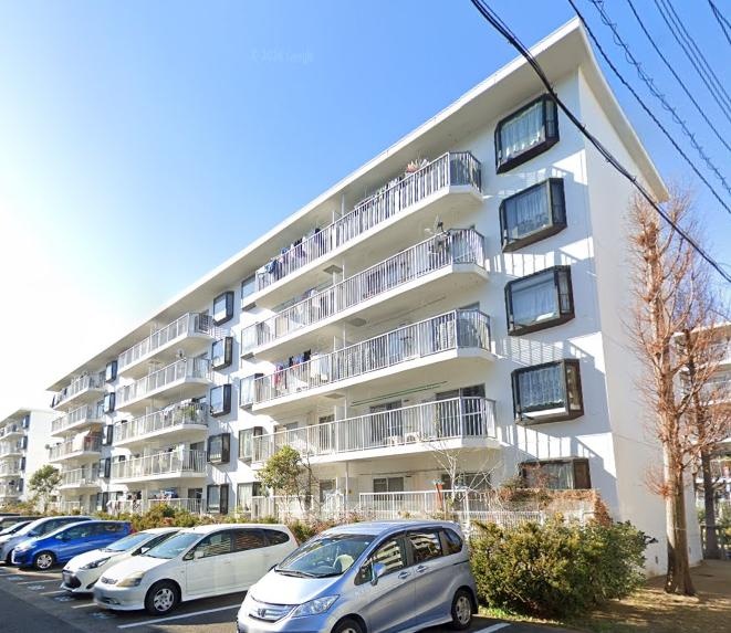 Classic 3-Bedroom Condo in Asahigaoka 0
