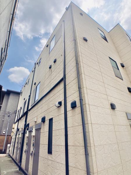 2-Bedroom Condo in Hommachi 0