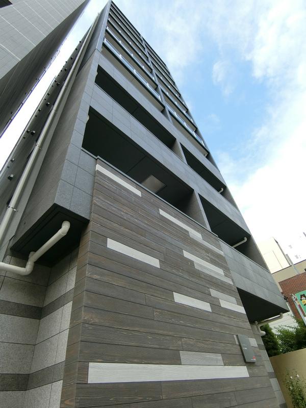 Modern 1-Bedroom Condo Near Station in Minamienokicho 0