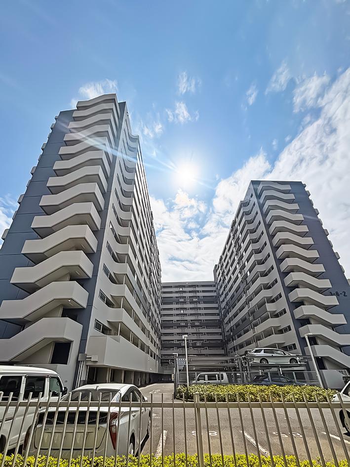 Charming 3-Bedroom Condo Near Station in Komatsugawa 0