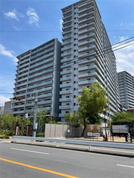 Modern 2-Bedroom Condo Near Station in Ebie 0
