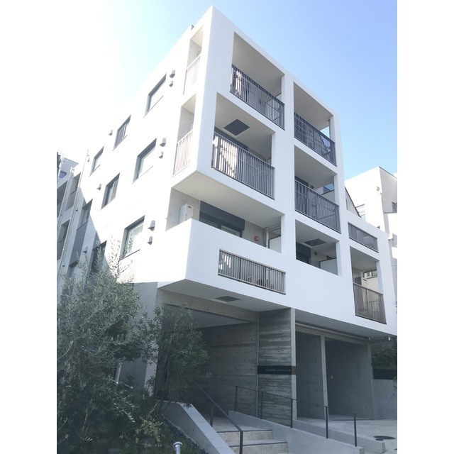 Modern Studio Condo in Taishido 0