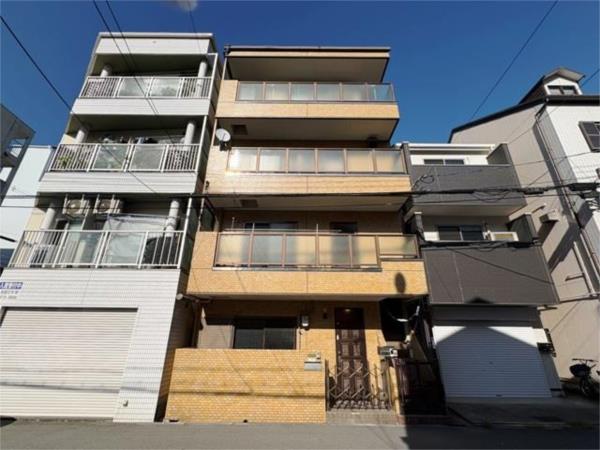 Charming 3-Bedroom Condo in Toyosaki 0