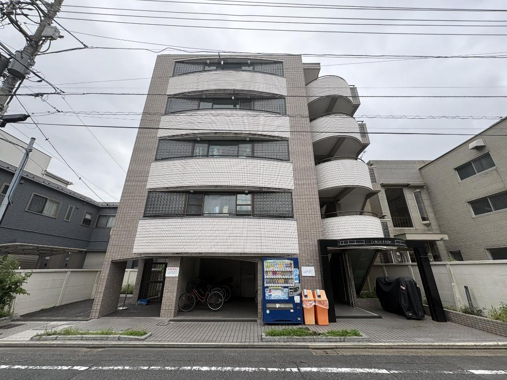 Well-Kept Studio Condo in Nishiaraihoncho 0