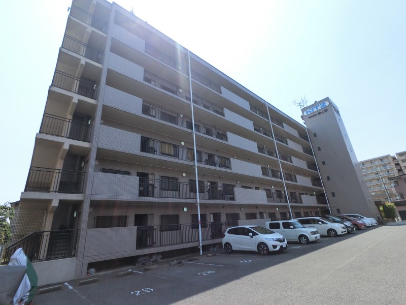 Well-Kept 3-Bedroom Condo in Futagocho 0