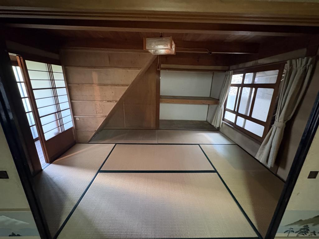 Charming 8-Bedroom House in Tsui 0