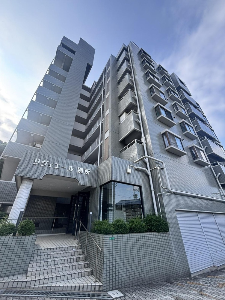 Classic 4-Bedroom Condo in Besshomachi 0
