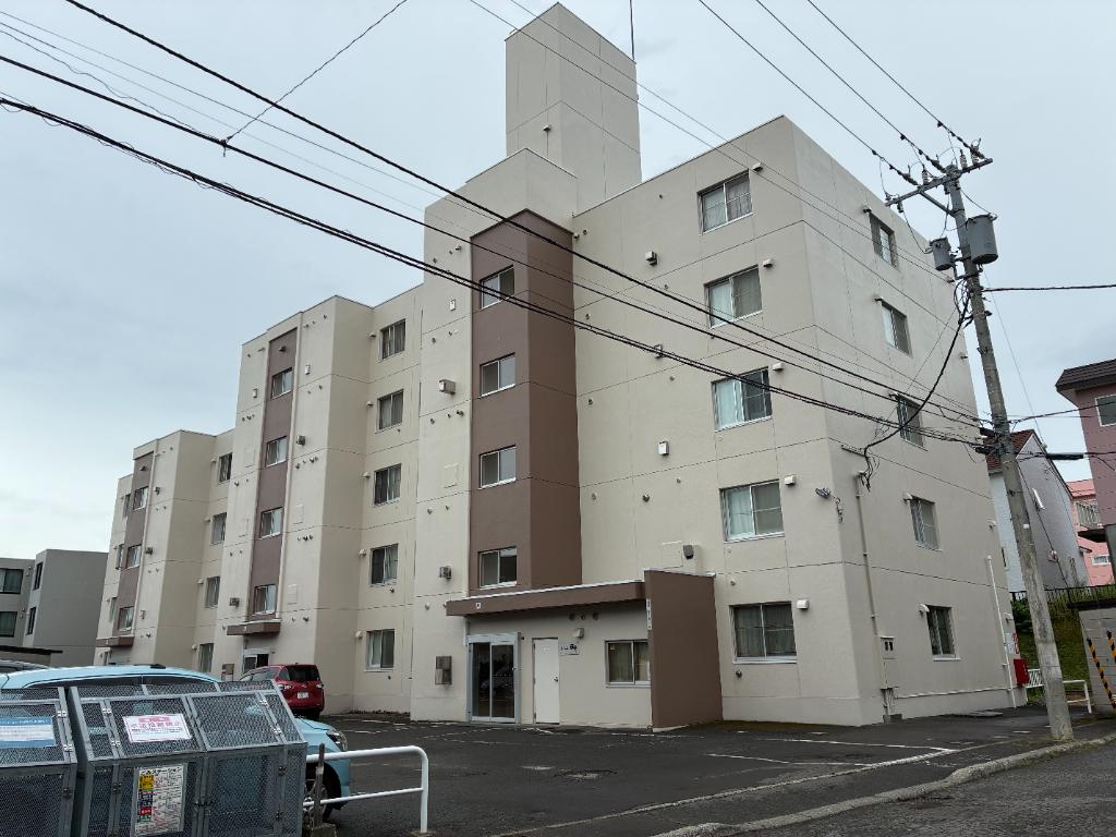 Vintage 3-Bedroom Condo in Nishino 1-jo 0