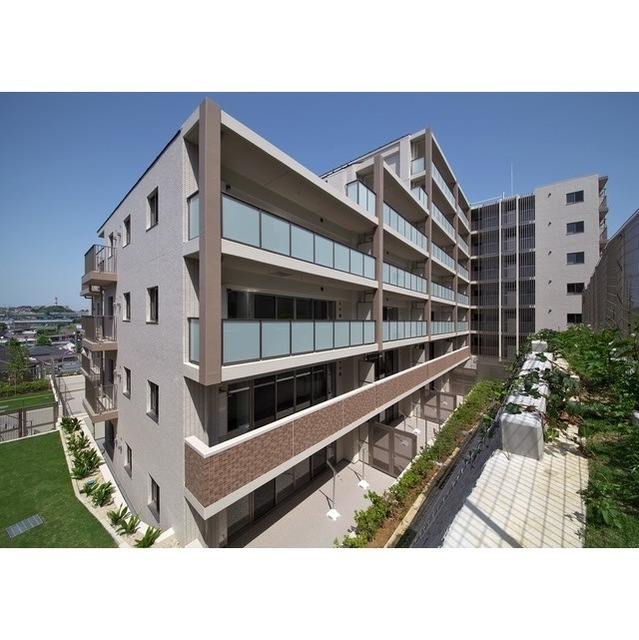 Modern 3-Bedroom Condo in Chigusadai 0