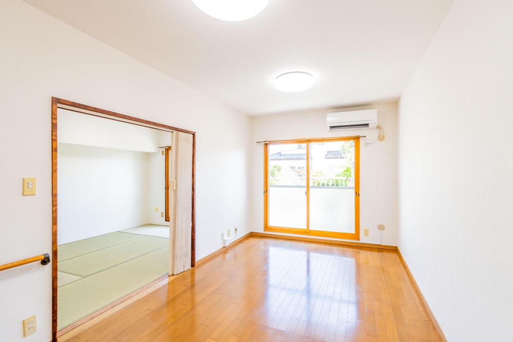 Well-Kept 3-Bedroom Condo Near Station in Shinko 0