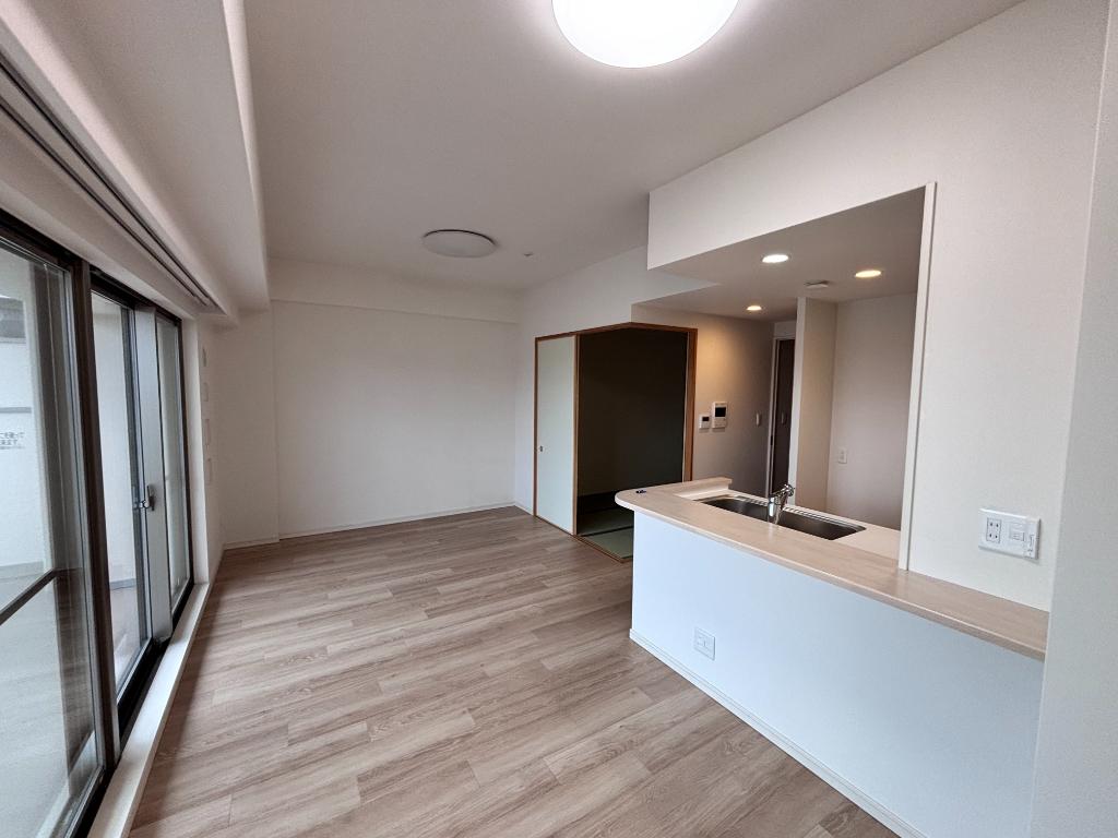 Modern 3-Bedroom Condo Near Station in Sagisu 0