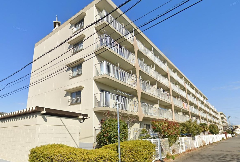 Classic 3-Bedroom Condo Near Station in Doguchihiruda 0