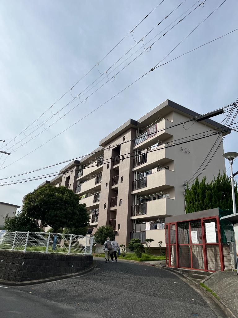 Vintage 3-Bedroom Condo in Shinkoriyama 0