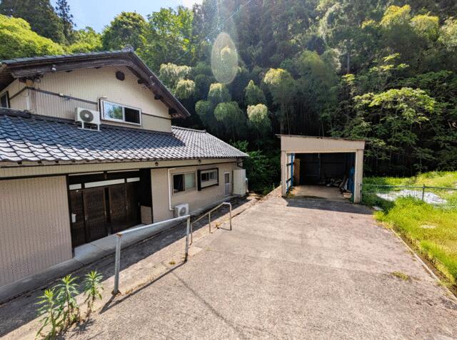 Well-Kept 5-Bedroom House in Kochicho 0