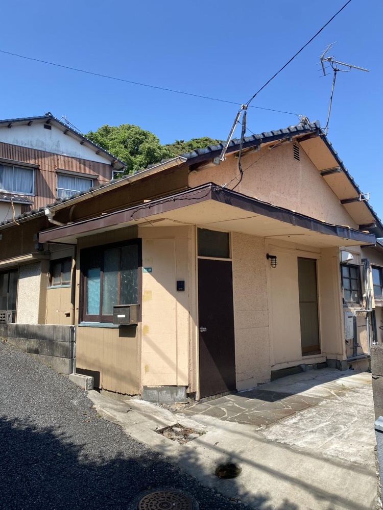 Classic 4-Bedroom House in Izumidai 0
