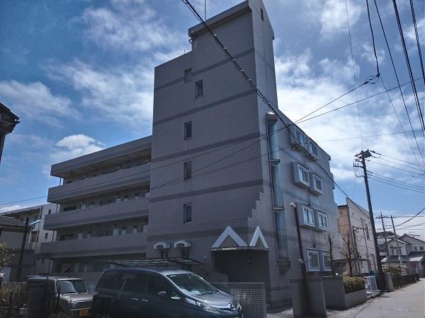 3-Bedroom Condo Near Station in Akebonocho 0