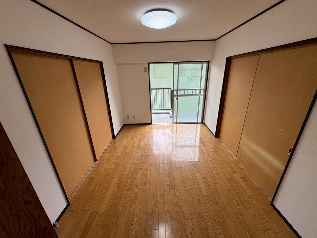 Charming 3-Bedroom Condo in Shinkecho 0