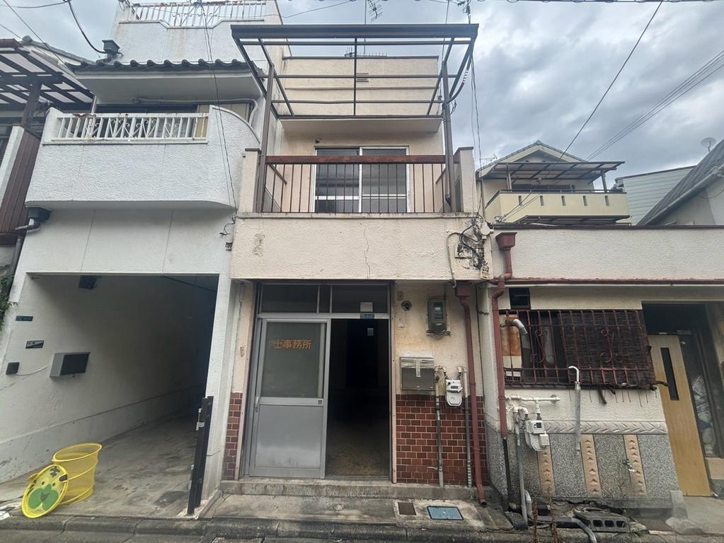 Classic 5-Bedroom House Near Station in Babacho 0