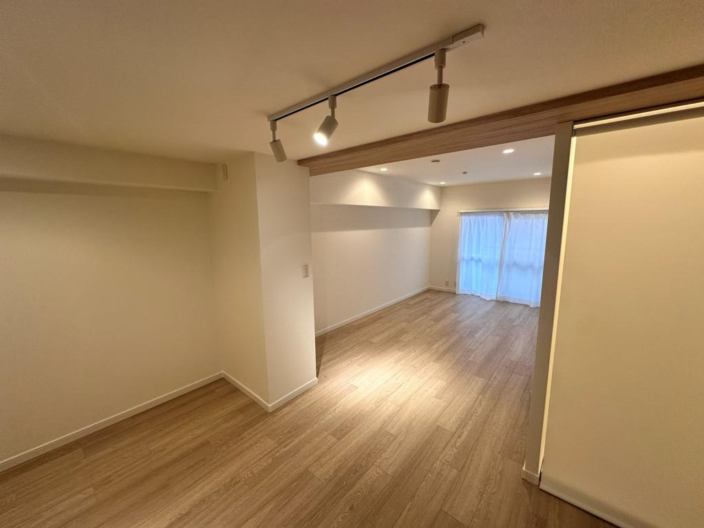 Well-Kept 1-Bedroom Condo in Toshincho 0