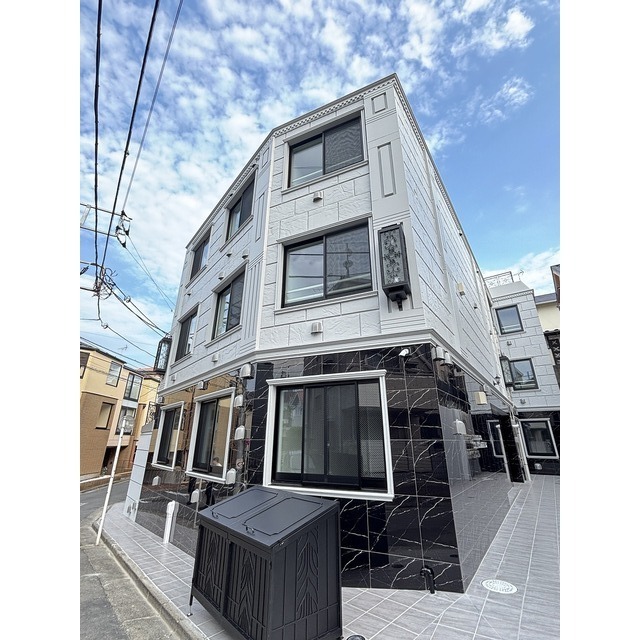 Brand New 1-Bedroom Condo Near Station in Daita 0