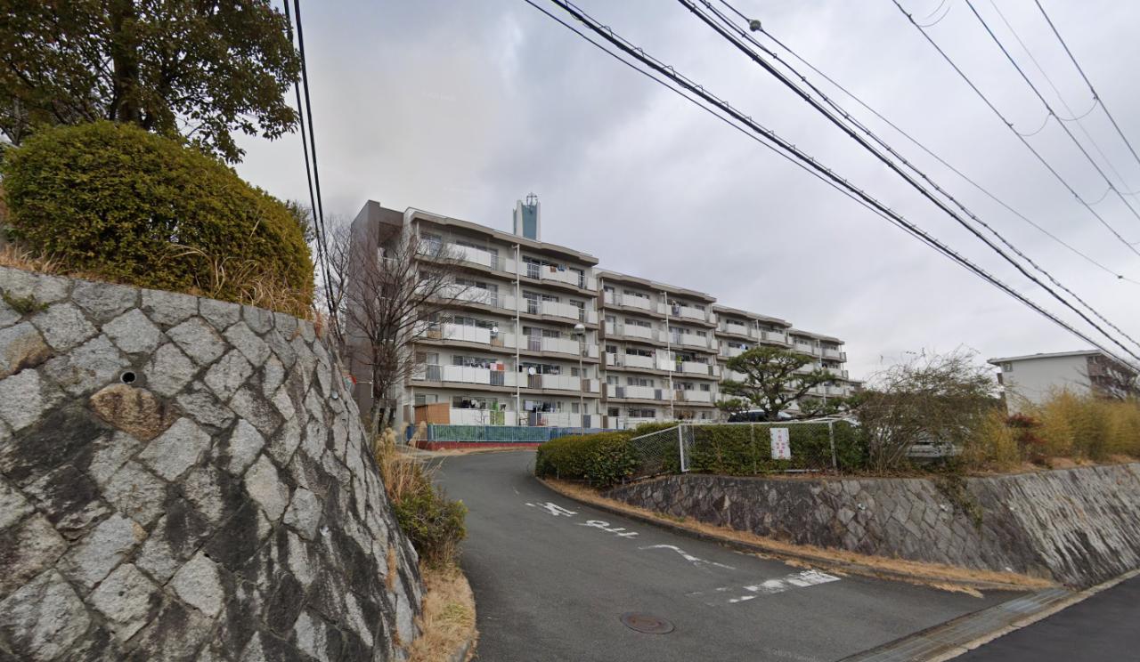 Classic 3-Bedroom Condo in Yamatedaihigashimachi 0