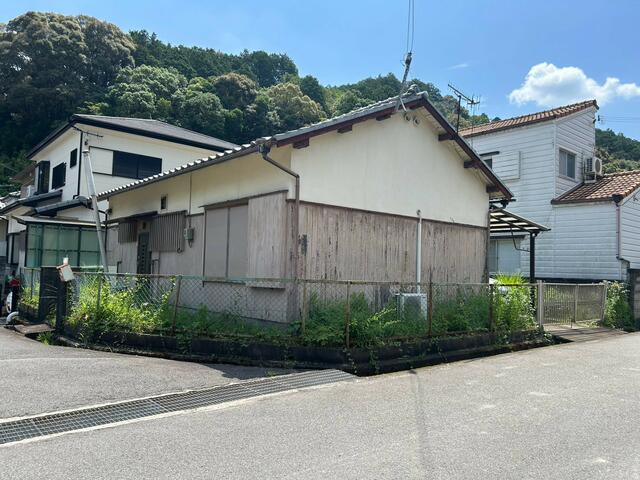 Well-Kept 4-Bedroom House with a Garden in Shikone 0