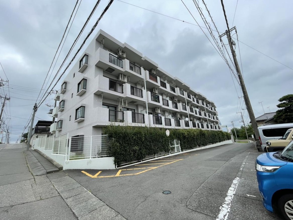 Vintage 3-Bedroom Condo in Ushikucho 0