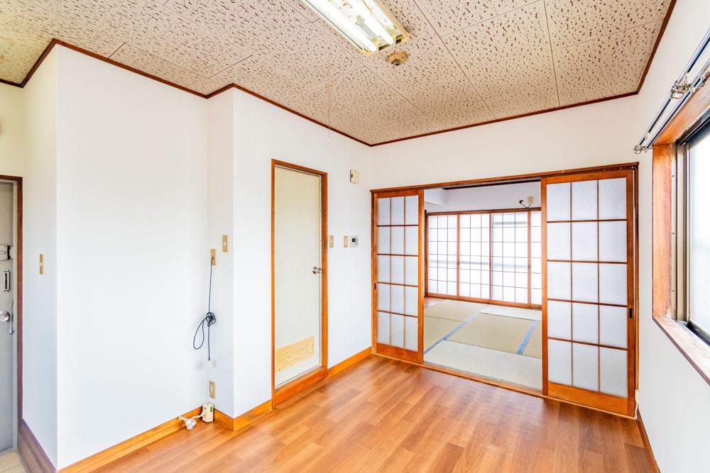 Well-Kept 1-Bedroom Condo Near Station in Shimbori 0