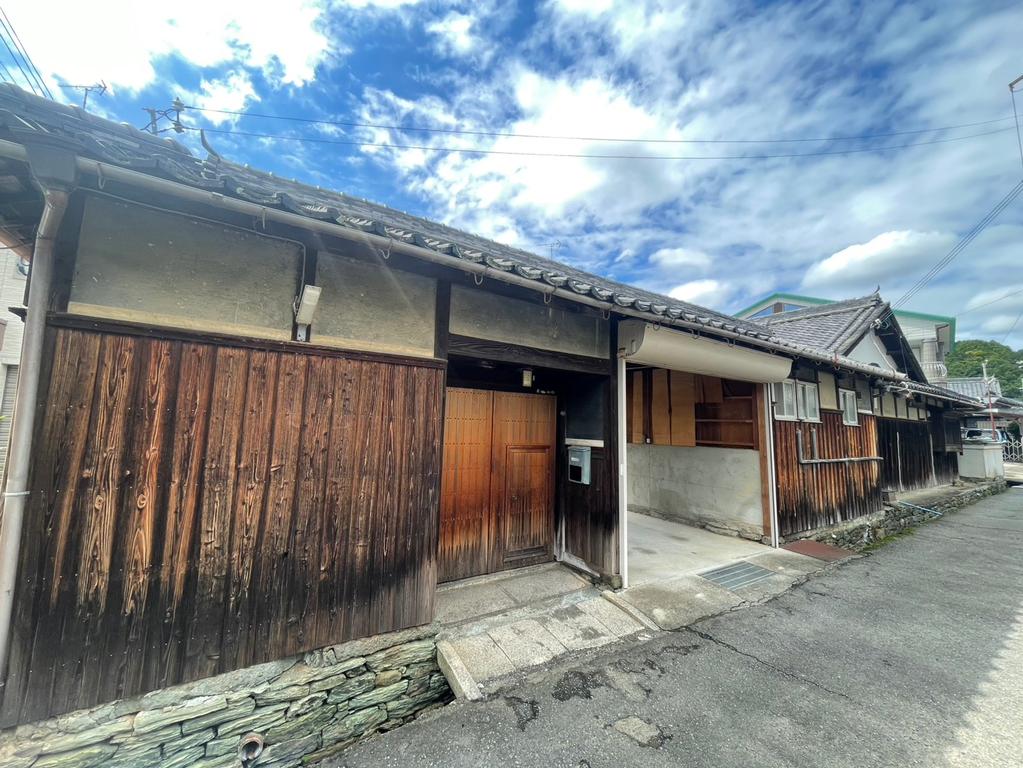 5-Bedroom House Near Station in Kire 0