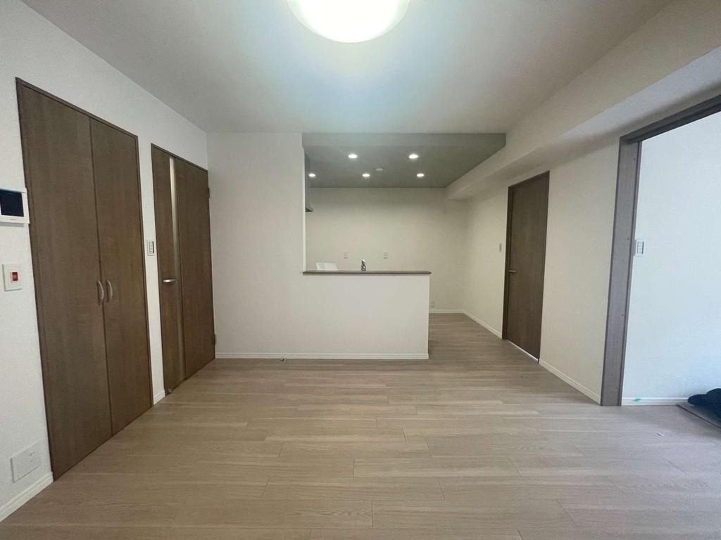 Well-Kept 2-Bedroom Condo in Sakashita 0