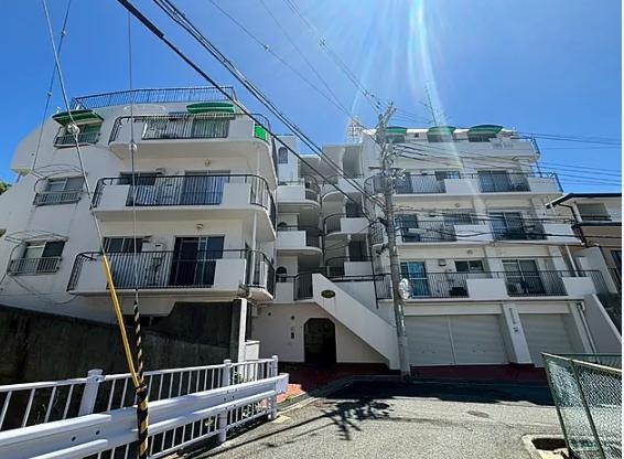 Classic 2-Bedroom Condo in Kagoikedori 0