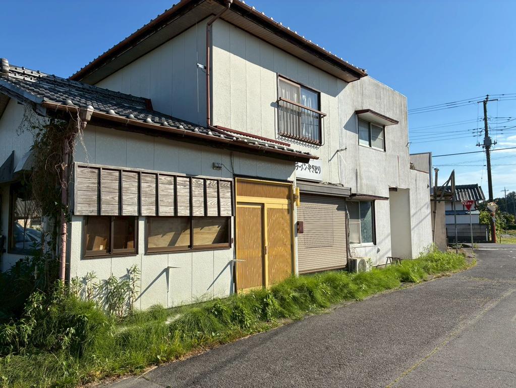 Well-Kept 6-Bedroom House Near Station in Kamikawaicho 0