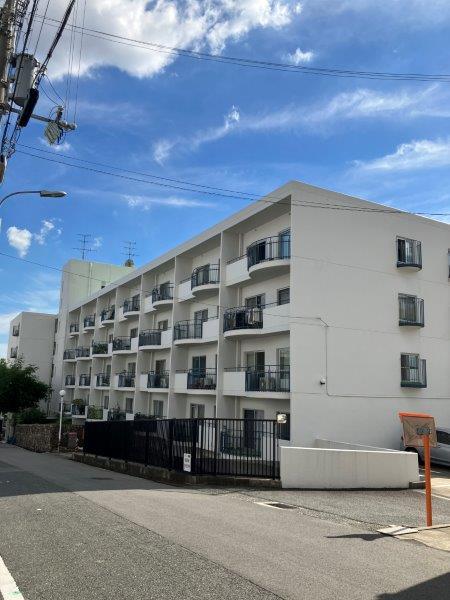 Classic 3-Bedroom Condo in Sumiyoshiyamate 0