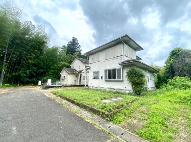 Modern 4-Bedroom House in Habuna 0