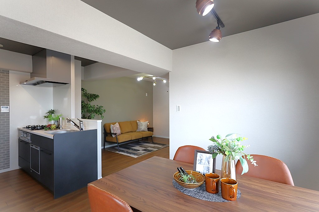 Classic 2-Bedroom Condo in Misaki 0