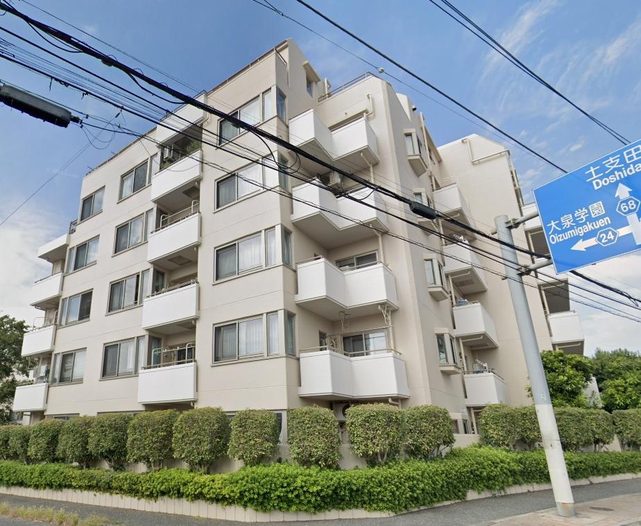 Vintage 3-Bedroom Condo in Higashioizumi 0