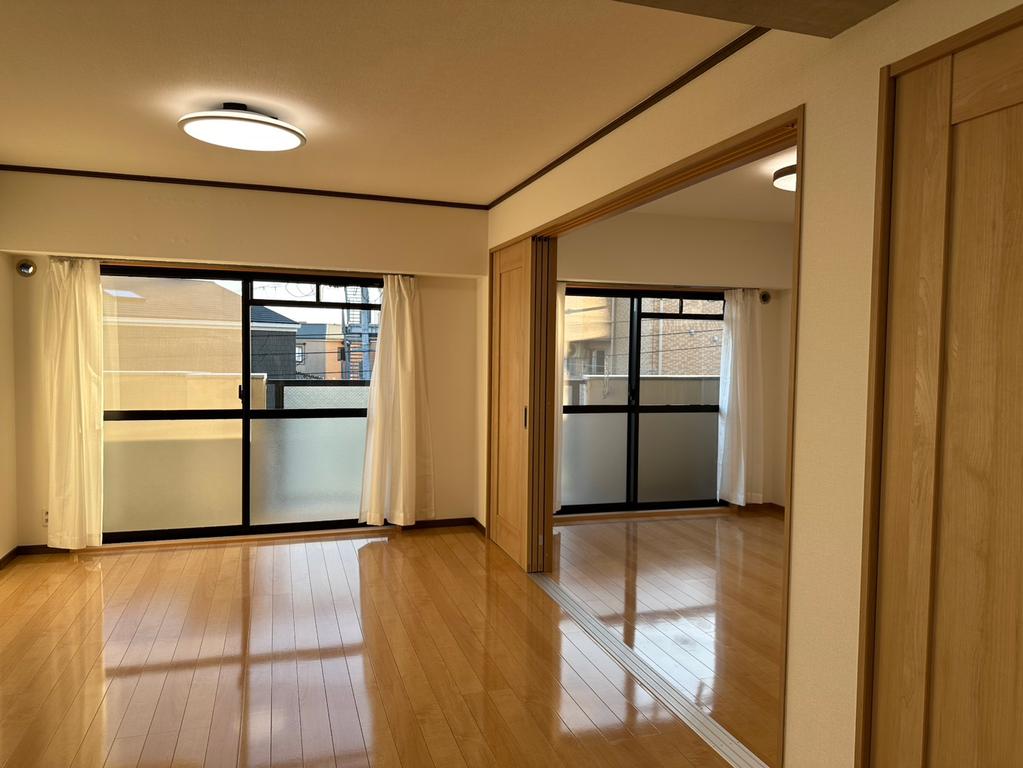 Well-Kept 2-Bedroom Condo Near Station in Shibaharacho 0